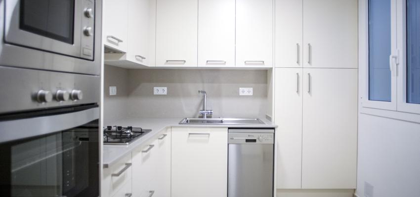 Cocina Estilo moderno Color beige, blanco, gris  diseñado por grupoinventia | Arquitecto Técnico | Copyright Grupo Inventia
