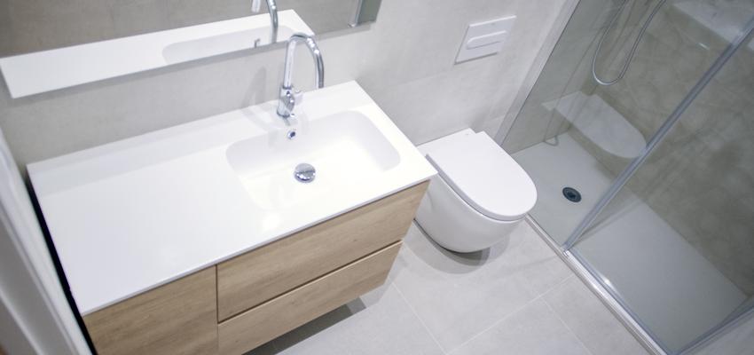 Baño Estilo moderno Color beige, blanco, gris  diseñado por grupoinventia | Arquitecto Técnico | Copyright Grupo Inventia