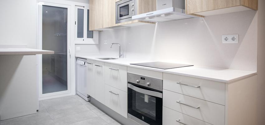 Cocina Estilo contemporaneo Color beige, blanco, gris  diseñado por grupoinventia | Arquitecto Técnico | Copyright Grupo Inventia