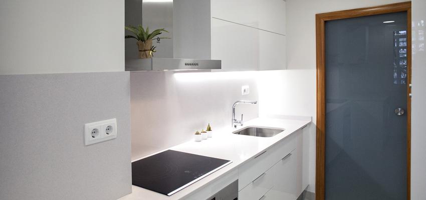 Cocina Estilo moderno Color azul oscuro, blanco, bronce  diseñado por grupoinventia | Arquitecto Técnico | Copyright Grupo Inventia