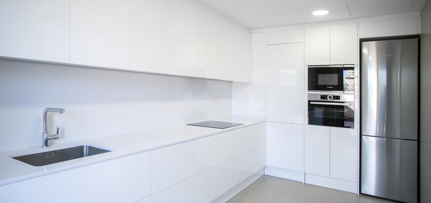 Cocina Estilo moderno Color blanco, gris, gris  diseñado por grupoinventia | Arquitecto Técnico | Copyright Grupo Inventia