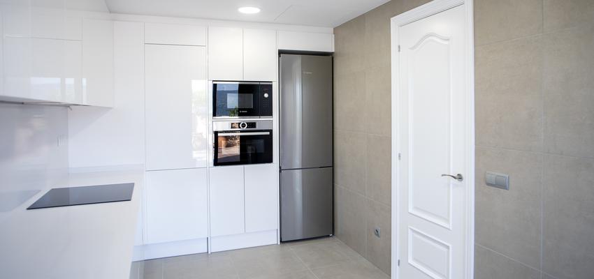 Cocina Estilo contemporaneo Color beige, blanco, gris  diseñado por grupoinventia | Arquitecto Técnico | Copyright Grupo Inventia