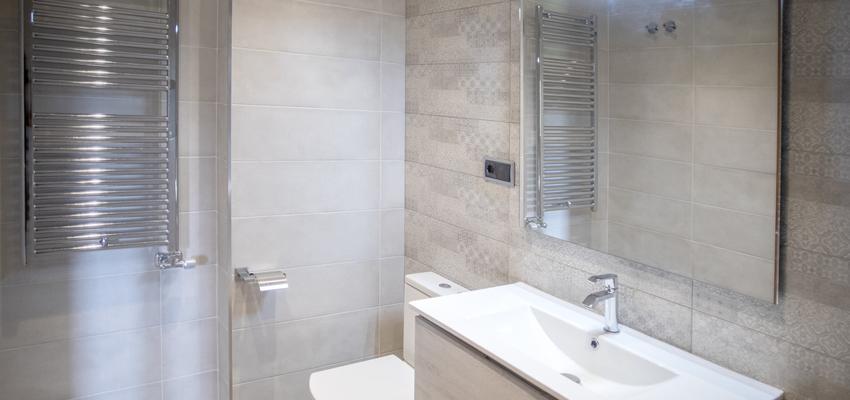 Baño Estilo mediterraneo Color marron, blanco, gris  diseñado por grupoinventia | Arquitecto Técnico | Copyright Grupo Inventia