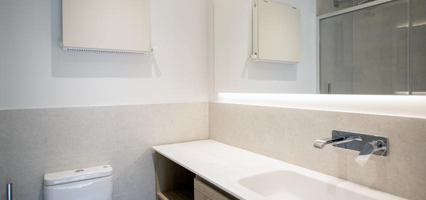 Baño Estilo contemporaneo Color beige, marron, gris  diseñado por grupoinventia | Arquitecto Técnico | Copyright Grupo Inventia