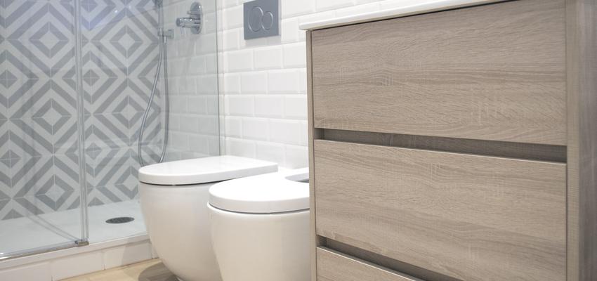 Baño Estilo mediterraneo Color beige, blanco, gris  diseñado por grupoinventia | Arquitecto Técnico | Copyright Grupo Inventia