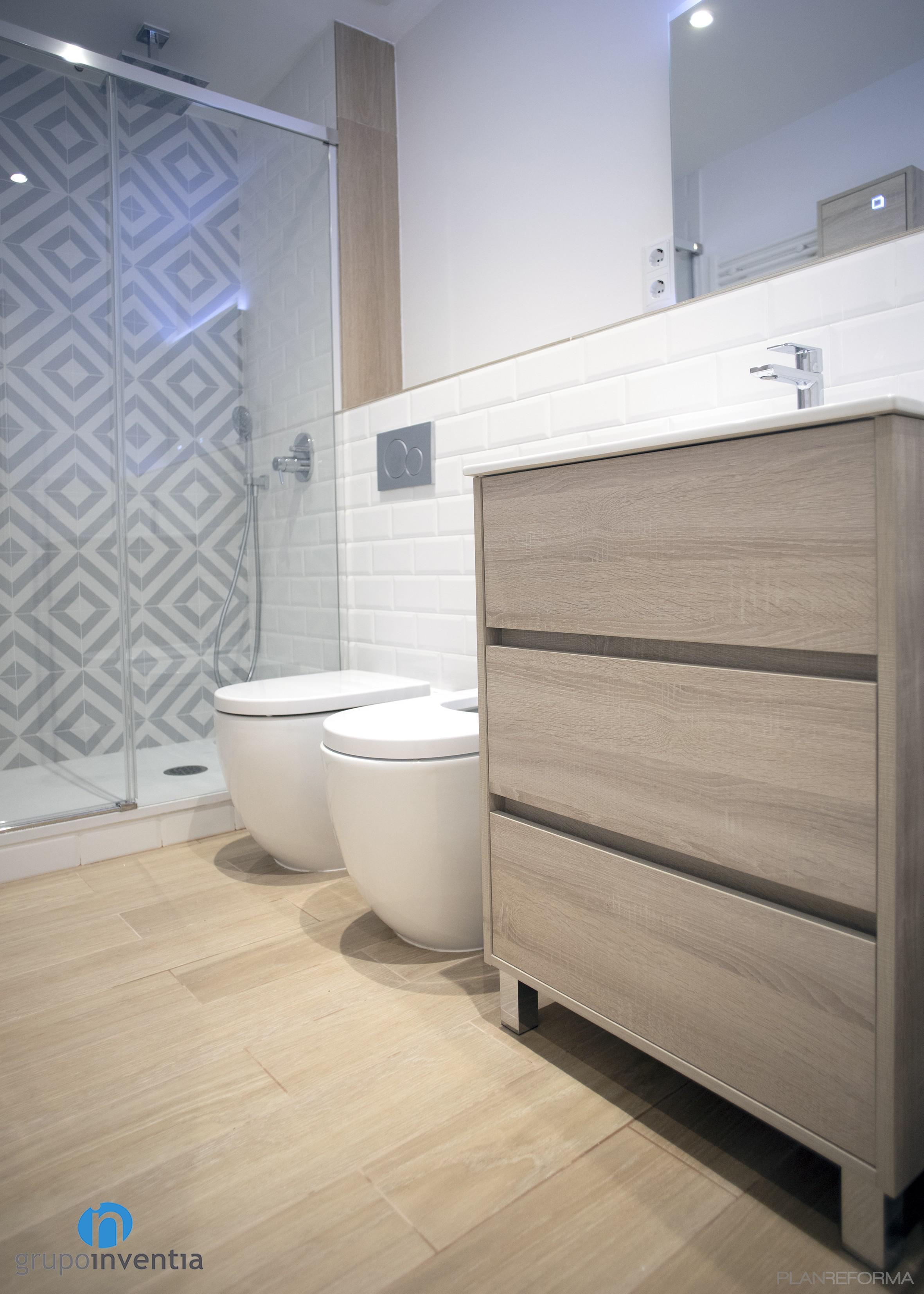 Baño Estilo mediterraneo Color beige, blanco, gris  diseñado por grupoinventia | Arquitecto Técnico | Copyright Grupo Inventia