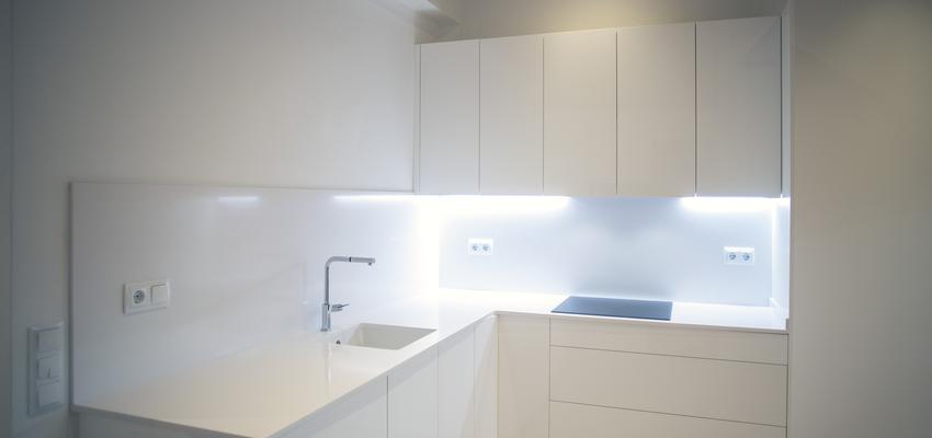 Cocina Estilo contemporaneo Color beige, marron, blanco  diseñado por grupoinventia | Arquitecto Técnico | Copyright Grupo Inventia