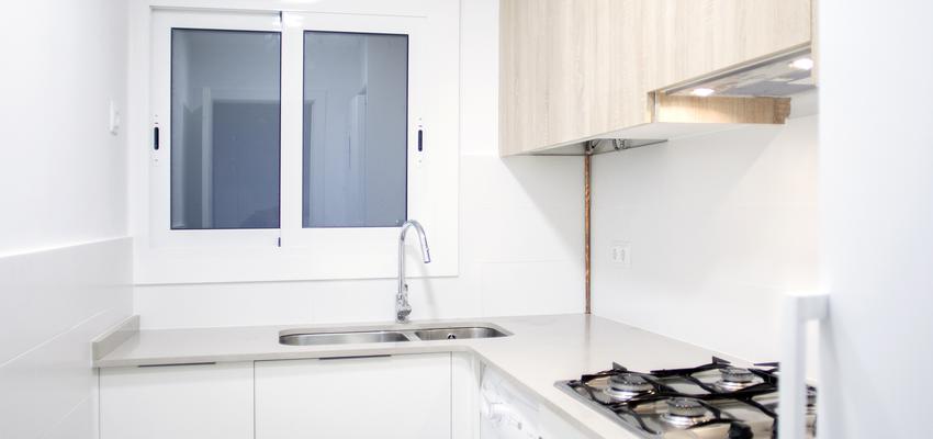 Cocina Estilo contemporaneo Color beige, blanco, gris  diseñado por grupoinventia | Arquitecto Técnico | Copyright Grupo Inventia