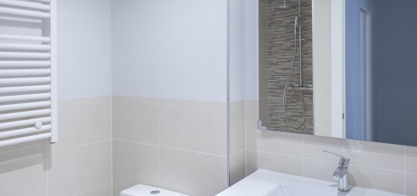 Baño Estilo contemporaneo Color beige, blanco, negro  diseñado por grupoinventia | Arquitecto Técnico | Copyright Grupo Inventia