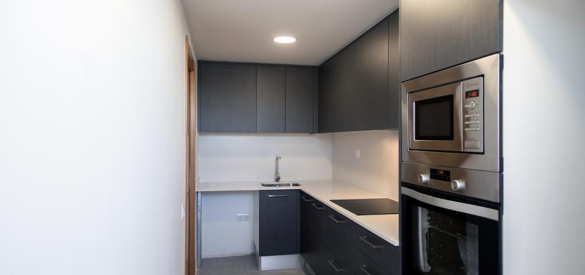 Cocina Estilo contemporaneo Color blanco, gris, negro  diseñado por grupoinventia | Arquitecto Técnico | Copyright Grupo Inventia