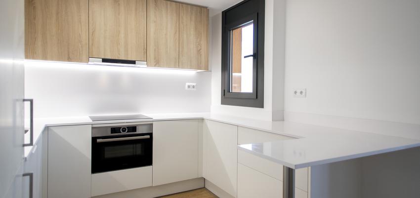 Cocina Estilo contemporaneo Color beige, blanco, negro  diseñado por grupoinventia | Arquitecto Técnico | Copyright Grupo Inventia