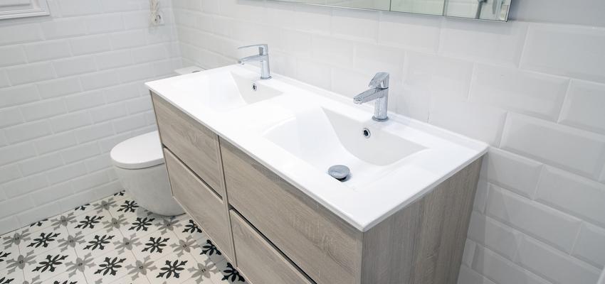 Baño Estilo contemporaneo Color beige, beige, blanco  diseñado por grupoinventia | Arquitecto Técnico | Copyright Grupo Inventia