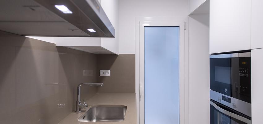 Cocina Estilo contemporaneo Color beige, blanco, gris  diseñado por grupoinventia | Arquitecto Técnico | Copyright Grupo Inventia