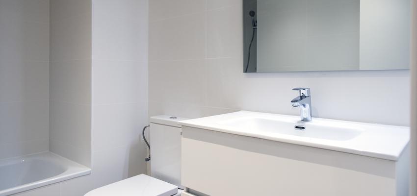 Baño Estilo contemporaneo Color beige, blanco, gris  diseñado por grupoinventia | Arquitecto Técnico | Copyright Grupo Inventia