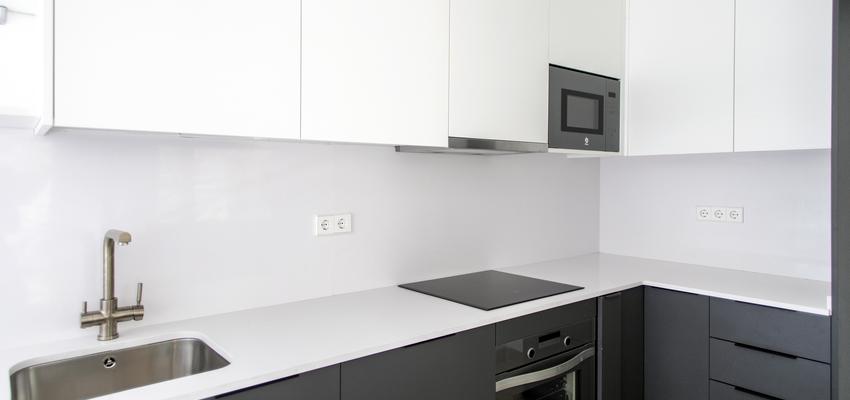 Cocina Estilo contemporaneo Color marron, blanco, negro  diseñado por grupoinventia | Arquitecto Técnico | Copyright Grupo Inventia