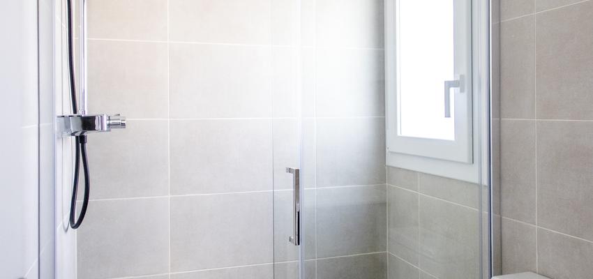 Baño Estilo contemporaneo Color beige, blanco, gris  diseñado por grupoinventia | Arquitecto Técnico | Copyright Grupo Inventia
