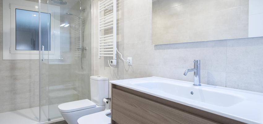 Baño Estilo contemporaneo Color beige, marron, blanco  diseñado por grupoinventia | Arquitecto Técnico | Copyright Grupo Inventia