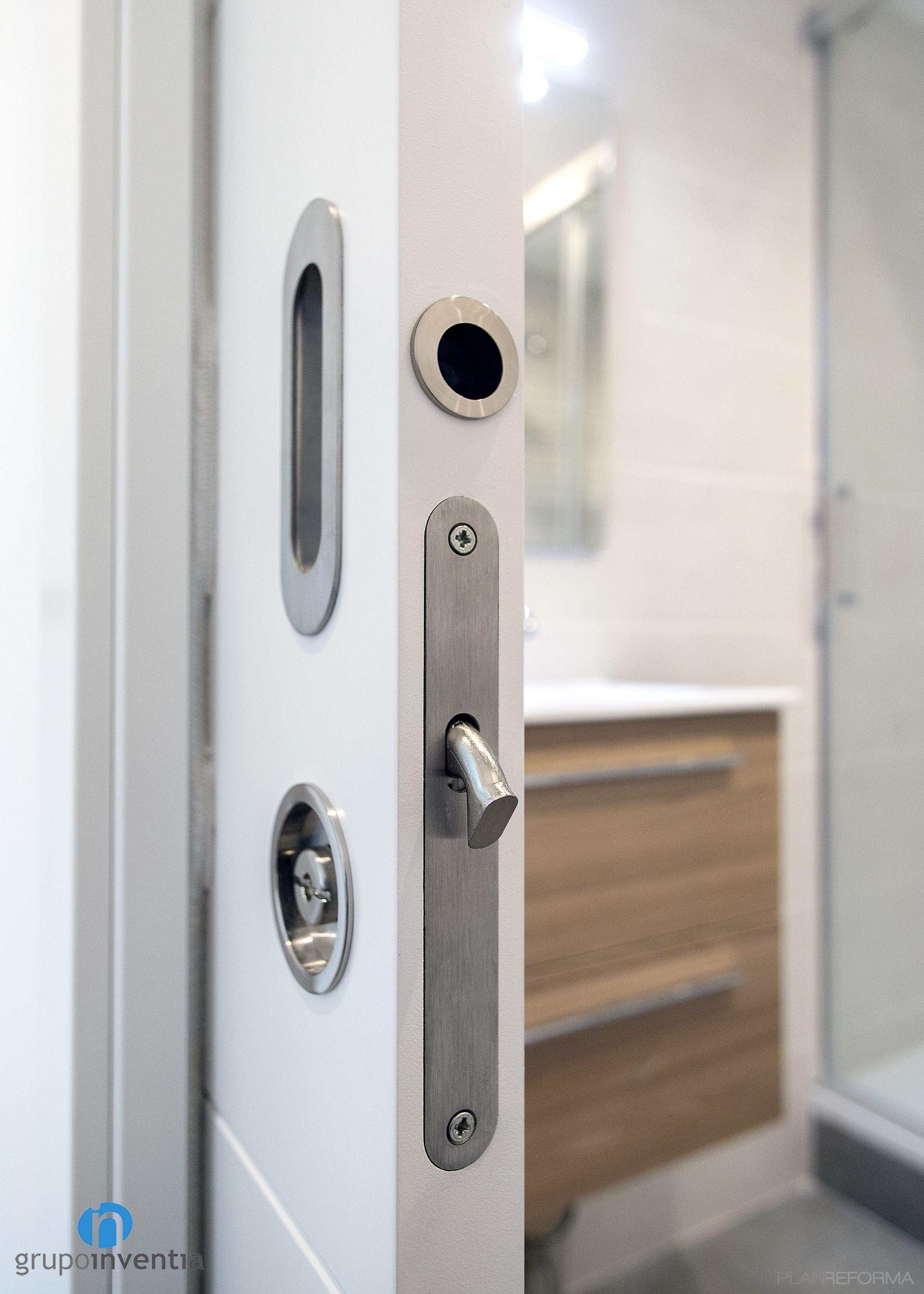 Baño Estilo moderno Color marron, blanco, gris