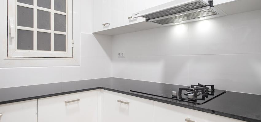 Cocina Estilo contemporaneo Color blanco, gris, negro  diseñado por grupoinventia | Arquitecto Técnico | Copyright Grupo Inventia