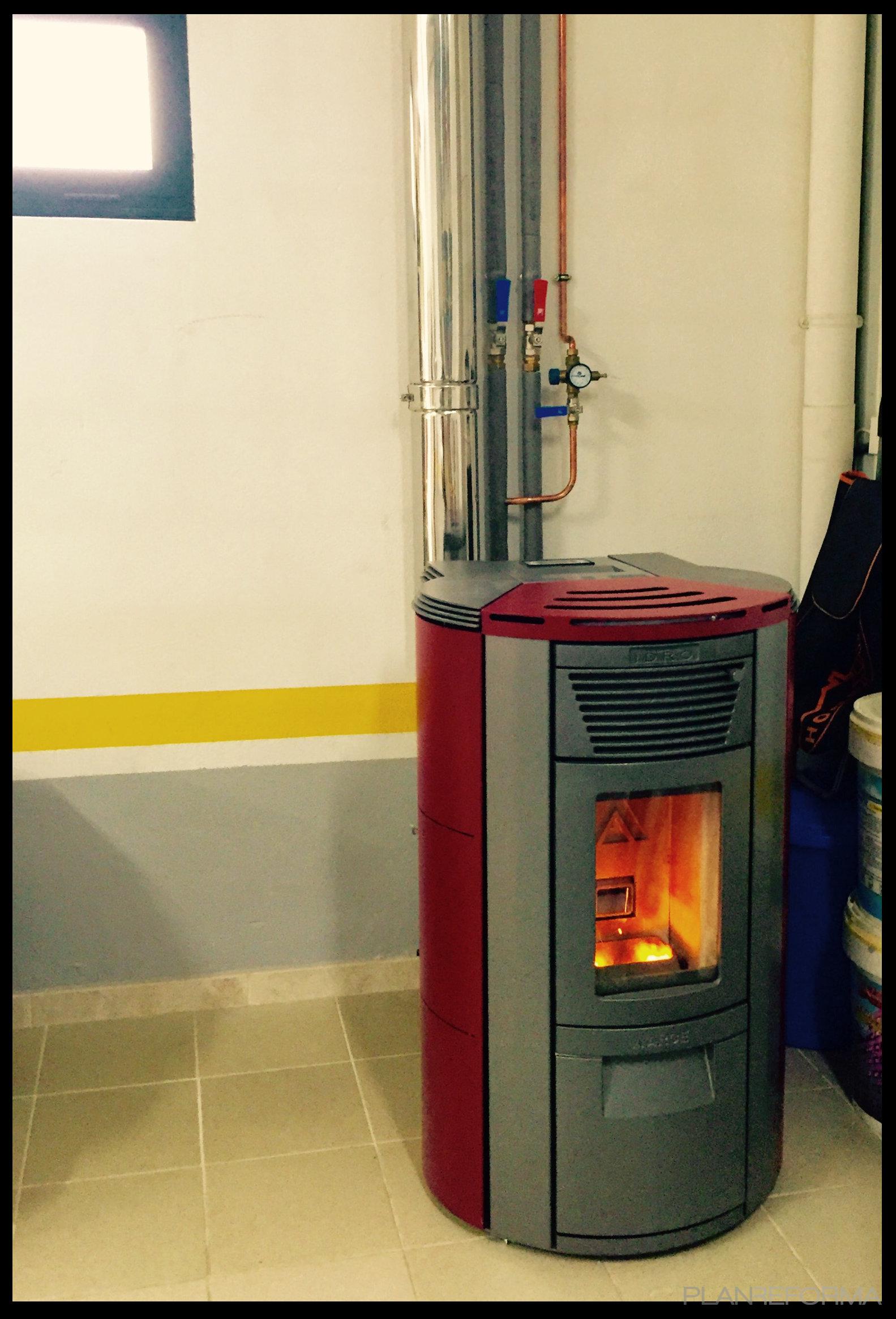 Salon Estilo tradicional Color amarillo, azul  diseñado por Tuimil Tecnics - Ingeniería y construcción | Arquitecto Técnico | Copyright FOTO PROPIA