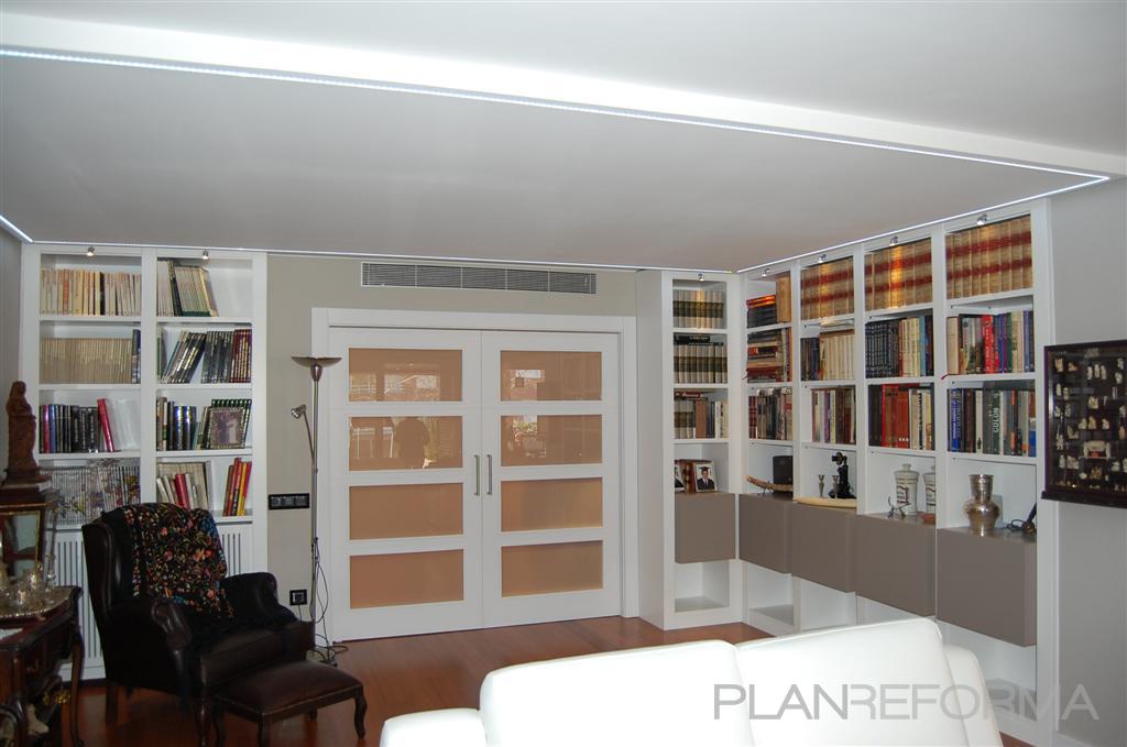 Estudio, Comedor style moderno color marron, beige, blanco  diseñado por BAYELTECNICS  | Interiorista | Copyright Soy propietario de la imagen