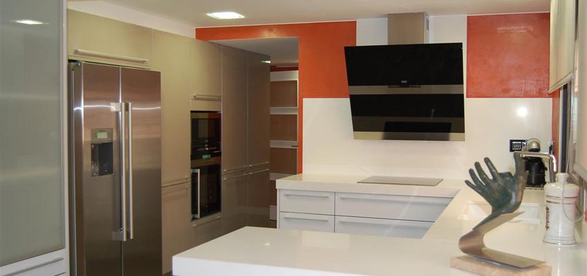 Cocina style moderno color rojo, beige, blanco  diseñado por BAYELTECNICS  | Interiorista | Copyright Soy propietario de la imagen