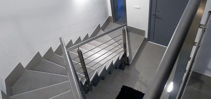 Escalera style moderno color blanco, gris  diseñado por 2gArchitect EIDAD | Arquitecto 