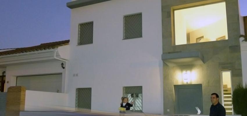 Exterior style moderno color beige, blanco, gris  diseñado por 2gArchitect EIDAD | Arquitecto 