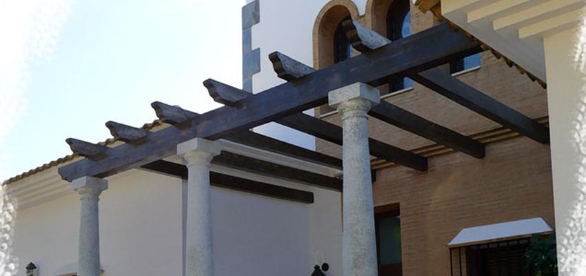 Patio, Exterior style tradicional color marron, blanco, negro  diseñado por 2gArchitect EIDAD | Arquitecto 