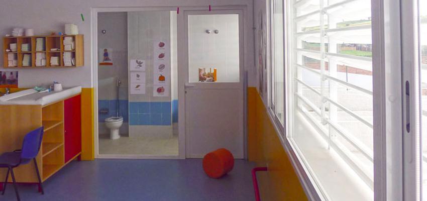 Baño, Sala de juegos, Niños style moderno color amarillo, azul cielo, blanco  diseñado por 2gArchitect EIDAD | Arquitecto 