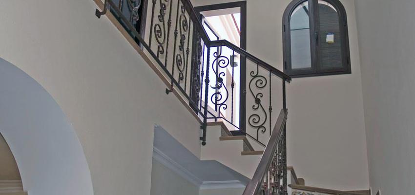 Escalera style clasico color blanco  diseñado por 2gArchitect EIDAD | Arquitecto 