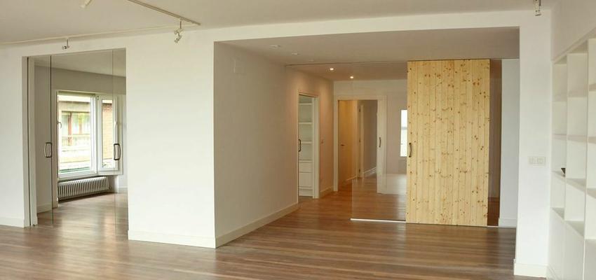 Pasillo, Salon style contemporaneo color marron, blanco  diseñado por SmasU arquitectos | Arquitecto | Copyright Imagen tomada por Ana García para SmasU arquitectos. Reproducida con permiso.