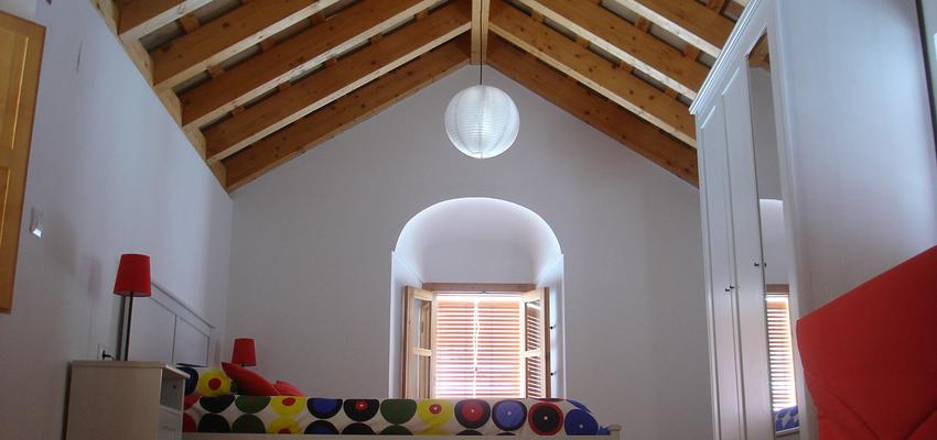 Dormitorio Estilo contemporaneo Color rojo, marron, blanco  diseñado por AGM Estudio de Arquitectura y Urbanismo. Arquitecto Antonio Gómez Mora | Arquitecto | Copyright Imagen propiedad de Antonio Gómez Mora, arquitecto