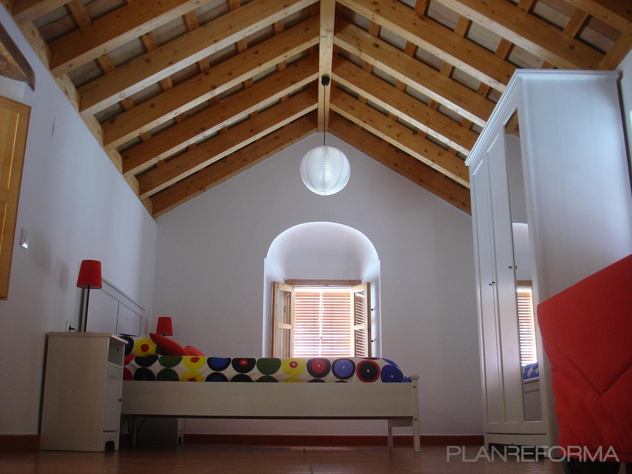 Dormitorio Estilo contemporaneo Color rojo, marron, blanco  diseñado por AGM Estudio de Arquitectura y Urbanismo. Arquitecto Antonio Gómez Mora | Arquitecto | Copyright Imagen propiedad de Antonio Gómez Mora, arquitecto