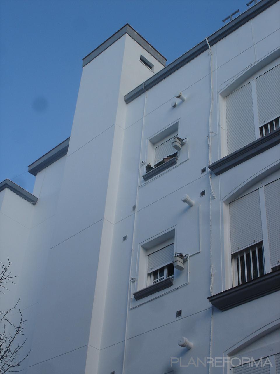 Exterior Estilo contemporaneo Color blanco, gris  diseñado por AGM Estudio de Arquitectura y Urbanismo. Arquitecto Antonio Gómez Mora | Arquitecto | Copyright Fotografía de Antonio Gómez Mora, arquitecto