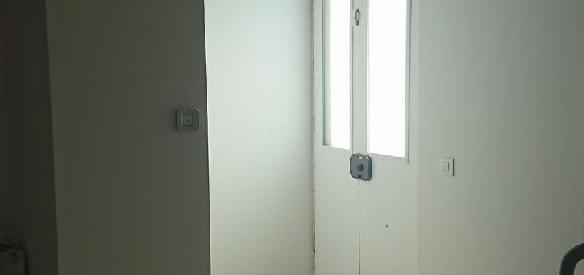 Recibidor, Vestibulo, Exterior Estilo moderno Color marron, blanco, gris  diseñado por mar batuecas | Gremio | Copyright Mar Batuecas