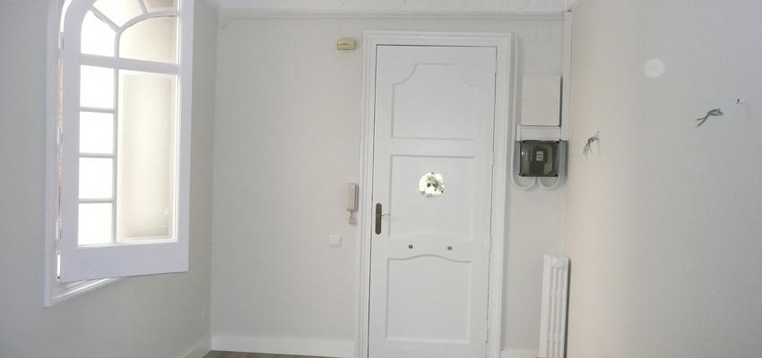 Recibidor, Vestibulo Estilo clasico Color marron, blanco, gris  diseñado por mar batuecas | Gremio | Copyright Mar Batuecas