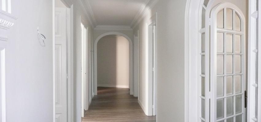 Pasillo Estilo clasico Color marron, blanco, gris  diseñado por mar batuecas | Gremio | Copyright Mar Batuecas