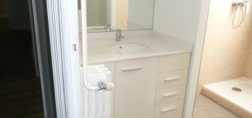 Baño Estilo clasico Color beige, blanco, gris  diseñado por mar batuecas | Gremio | Copyright Mar Batuecas