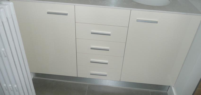 Baño Estilo moderno Color beige, blanco, gris  diseñado por mar batuecas | Gremio | Copyright Mar Batuecas