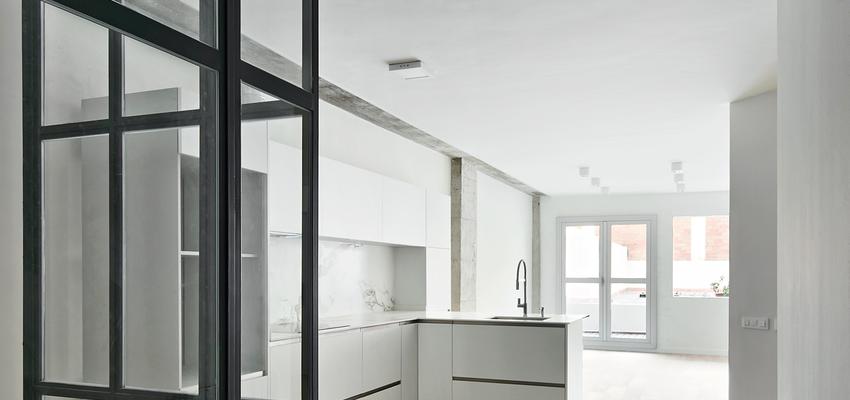 Cocina, Salon Estilo moderno Color marron, blanco, negro  diseñado por Raúl Sánchez Architects | Arquitecto | Copyright jose hevia