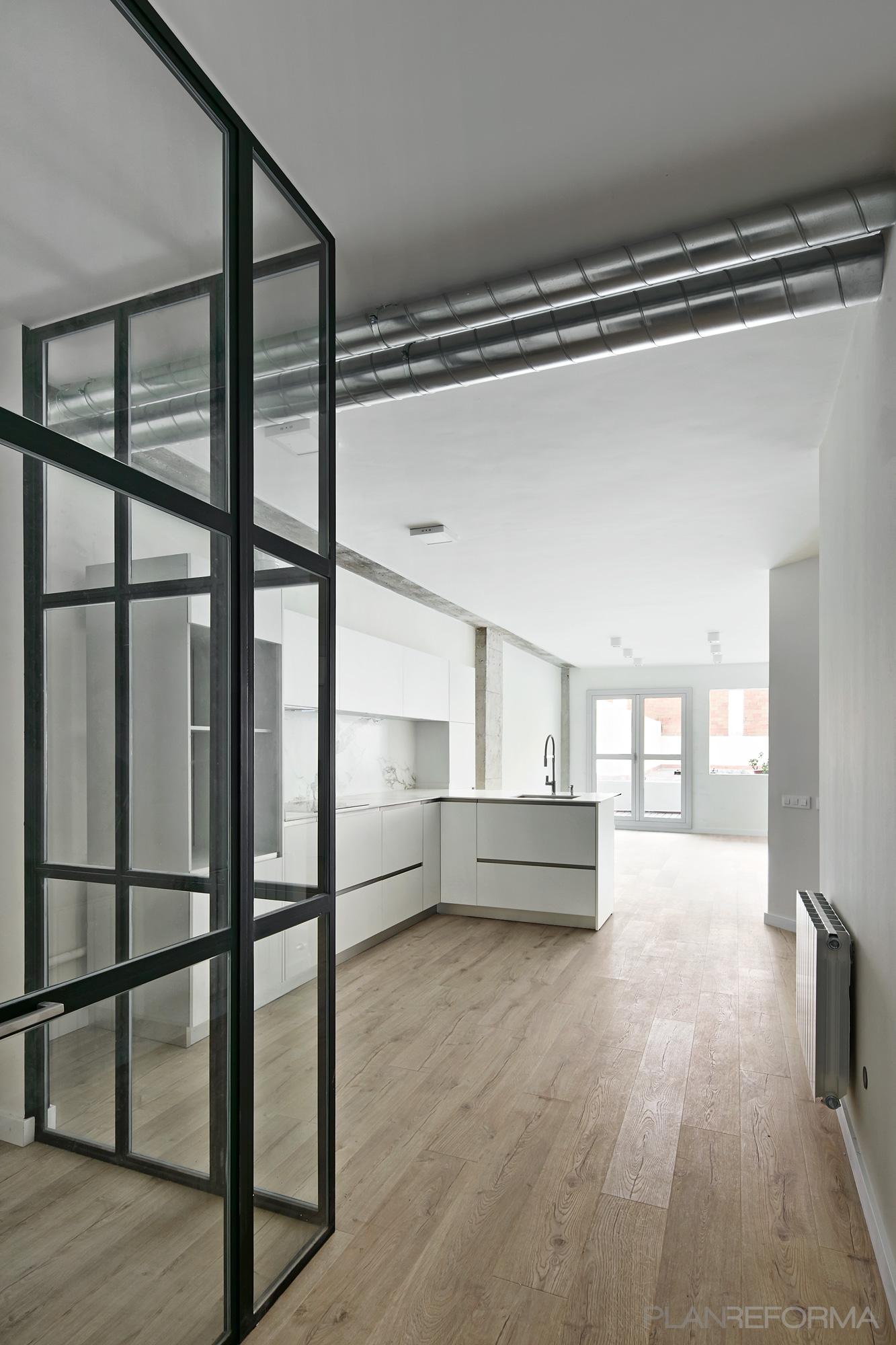 Cocina, Salon Estilo moderno Color marron, blanco, negro  diseñado por Raúl Sánchez Architects | Arquitecto | Copyright jose hevia