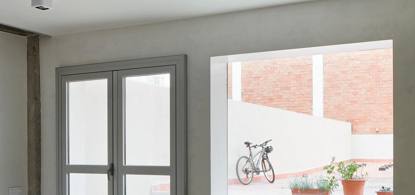 Salon Estilo moderno Color marron, blanco, gris  diseñado por Raúl Sánchez Architects | Arquitecto | Copyright jose hevia