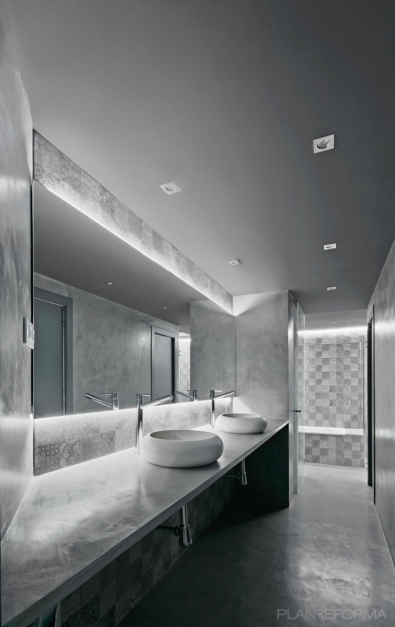 Baño Estilo moderno Color blanco, gris, gris  diseñado por Raúl Sánchez Architects | Arquitecto | Copyright Jose Hevia