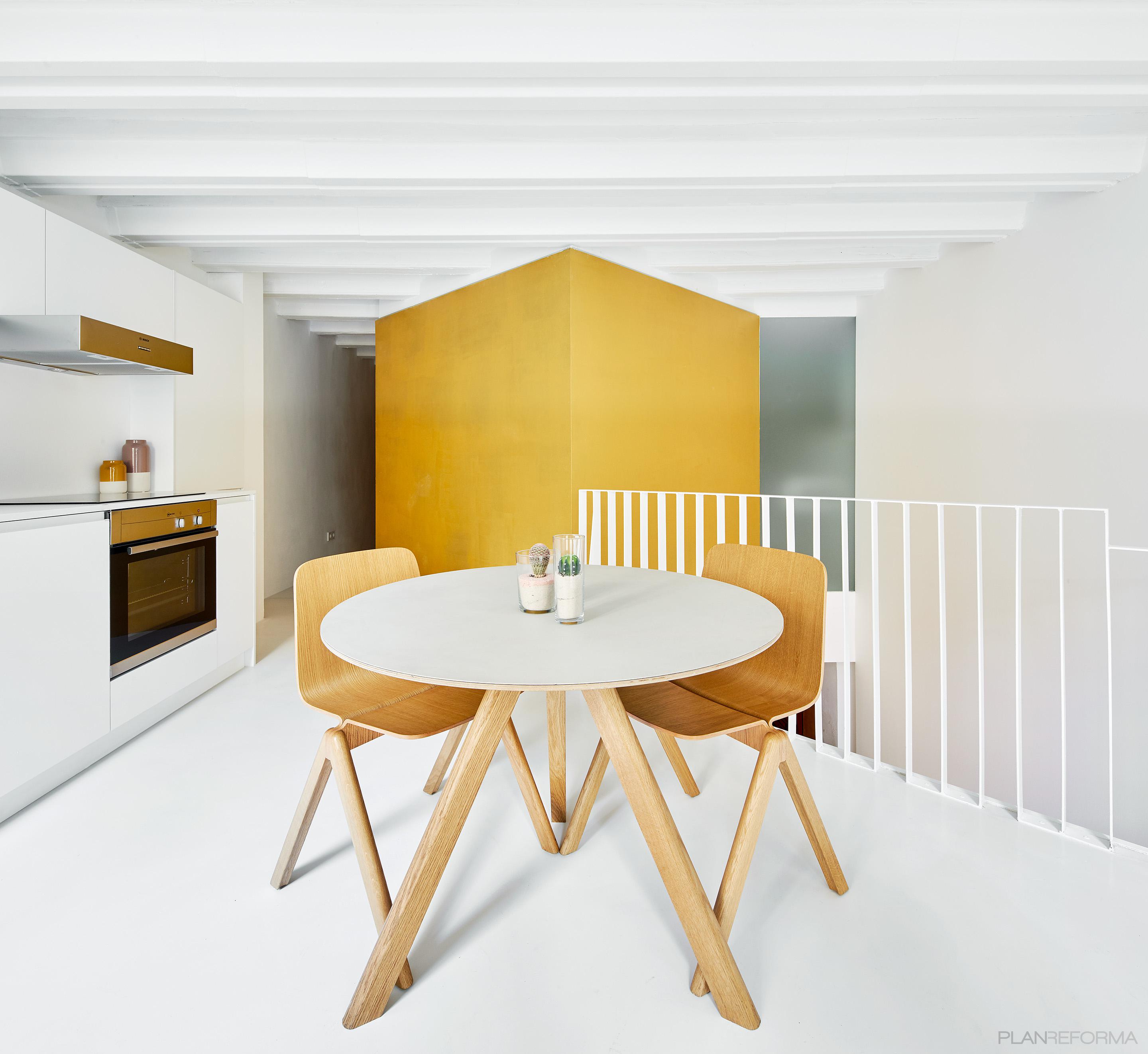 Comedor Estilo contemporaneo Color amarillo, blanco, bronce  diseñado por Raúl Sánchez Architects | Arquitecto | Copyright jose Hevia