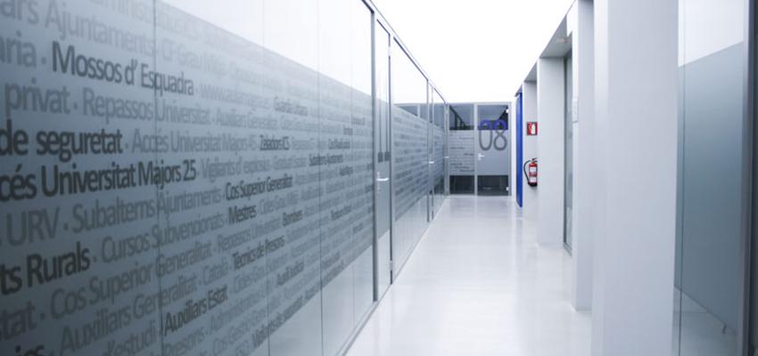 Pasillo style moderno color azul, gris, gris  diseñado por Fraile+Jordán. Arquitectos | Arquitecto | Copyright Fraile+Jordán. Arquitectos