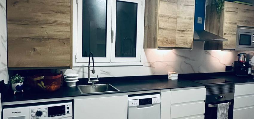 Cocina Estilo contemporaneo Color marron  diseñado por Renova Fácil | Reformista, constructor | Copyright RenovaFácil
