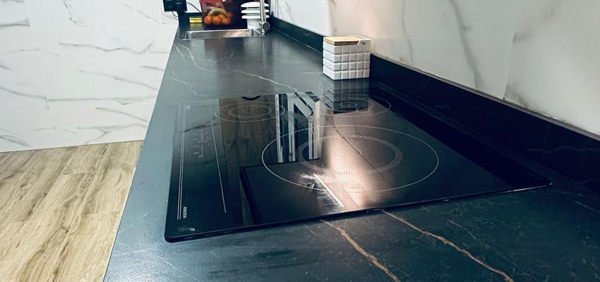 Cocina Estilo moderno Color negro  diseñado por Renova Fácil | Reformista, constructor | Copyright RenovaFácil
