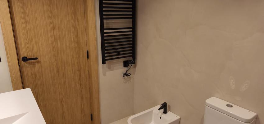 Baño Estilo moderno Color crema  diseñado por Renova Fácil | Reformista, constructor | Copyright RenovaFácil