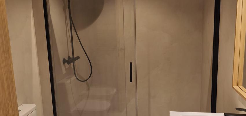 Baño Estilo moderno Color negro  diseñado por Renova Fácil | Reformista, constructor | Copyright RenovaFácil